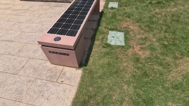 Китай, Сямен (Xiamen), Jul 2024, Huweishan Atmospher, лавка с солнечной батареей и зарядкой телефона смотреть онлайн