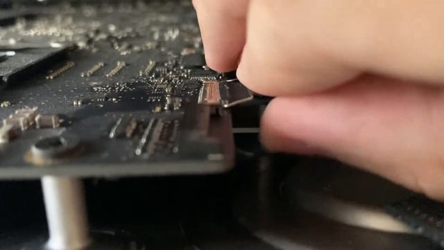 Como abrir un iMac - Despegar la pantalla y volverla a pegar смотреть онлайн