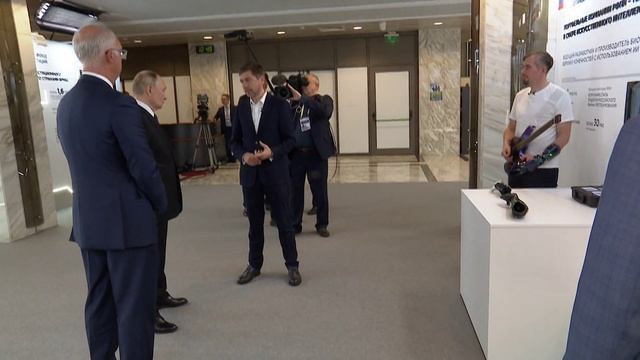 Путин на форуме БРИКС посетил выставку по теме искусственного интеллекта. смотреть онлайн