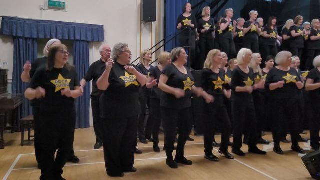 Go Your Own Way by Fleetwood Mac performed by Rock Choir Huddersfield and Dewsbury смотреть онлайн