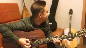 Юрий Полежаев тестирует призовую гитару после ремонта.