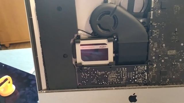 Wymiana dysku z hdd na ssd w iMac 21,5" 2017. смотреть онлайн