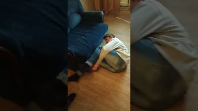 Решил проверить сильнее он или скотч смотреть онлайн