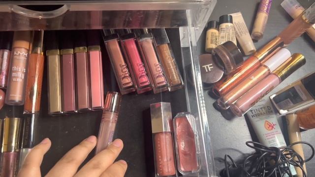 Decluttering my whole makeup collection ~ Going MINIMAL 🤍 смотреть онлайн