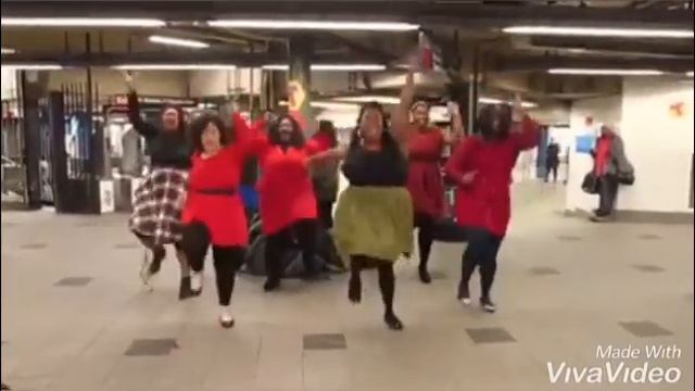 Funny black fat girls hot dance | funny black girls dance on metro station смотреть онлайн
