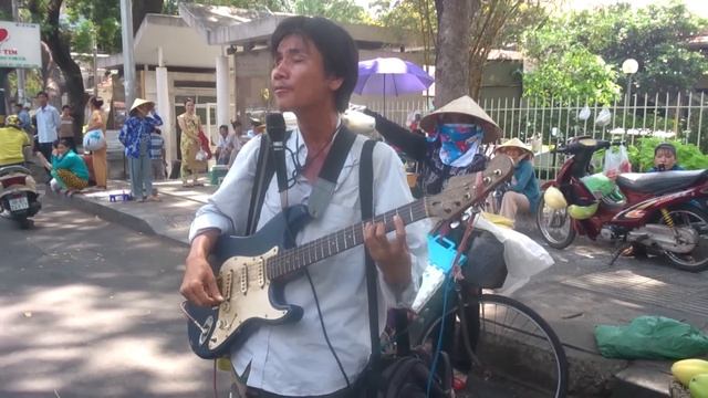 Hát rong đường phố Ru Nửa Vầng Trăng. Hãy thương cảm cho số phận người mù смотреть онлайн