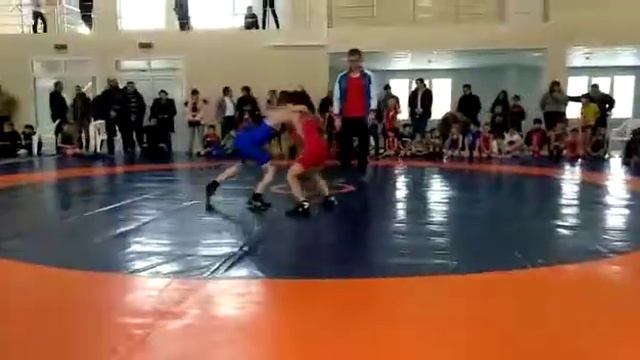 Молодой парень творит чудеса на ковре смотреть онлайн