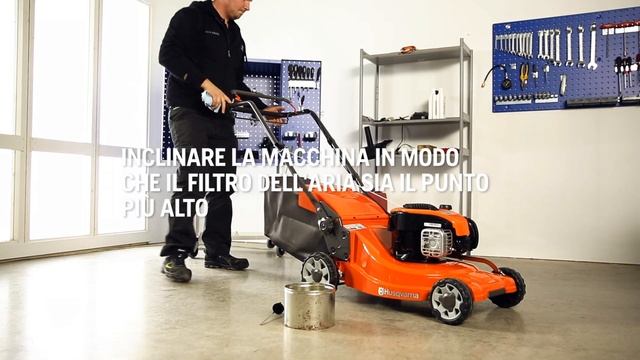 Rasaerba Husqvarna: come cambiare l'olio смотреть онлайн