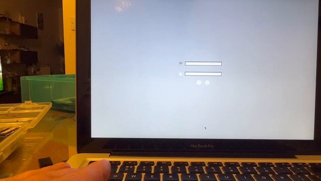 Blinking folder with question mark MacBook Pro 2023 смотреть онлайн