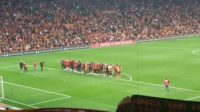 İCARDİ kızlarıyla birlikte maç sonu üçlü çektiriyor! (Galatasaray-Sivasspor) смотреть онлайн