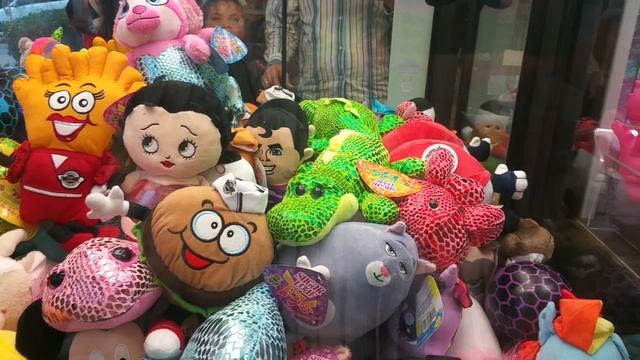 15 Crazy Claw Machine Wins (Steak N Shake Game Room Arcade Crane) Smith Sisters смотреть онлайн