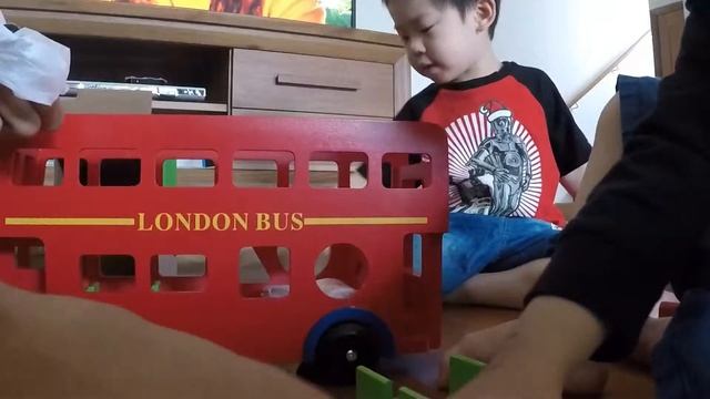 Aldi Jack n Jill Wooden London Bus Unboxing смотреть онлайн