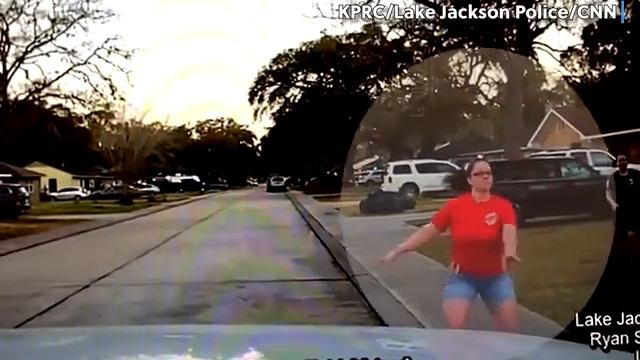 Mom tackles Peeping Tom she caught looking into her daughter's bedroom window in Texas смотреть онлайн