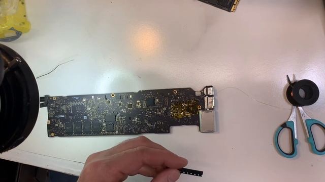 🇨🇦 MacBook air water👩🏼💻 damage repair- working but no backlight, FIXED👍! Hamad Benaicha | undoit.c смотреть онлайн