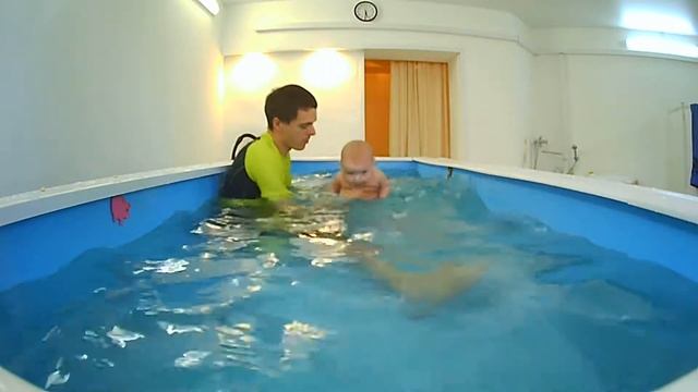 Малыши плавают Максим в Агу