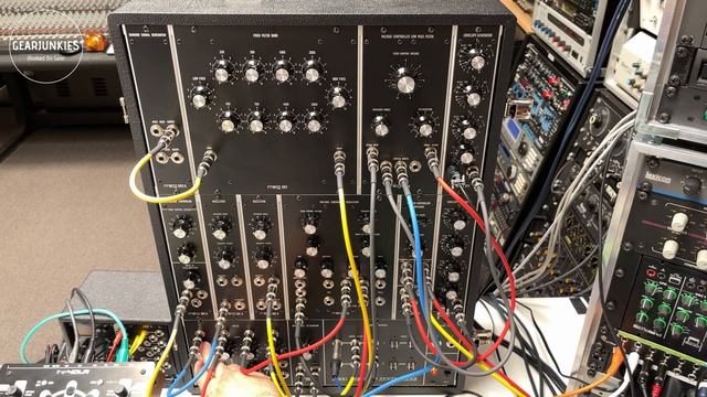 The Moog Model 10 modular synthesizer explained and sound demo смотреть онлайн