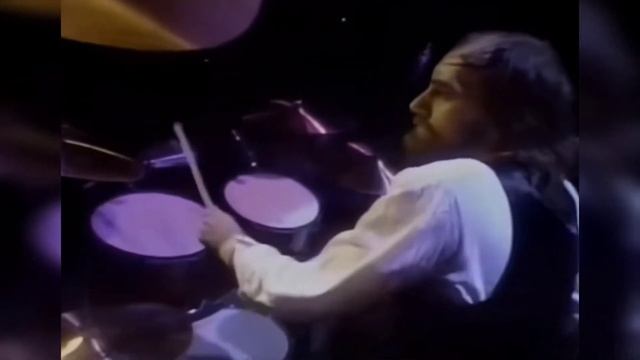 Mick Fleetwood slaying the drums (he scares me) смотреть онлайн