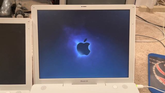 2004 iBook G4 (14 inch) Booting to OS X Leopard смотреть онлайн