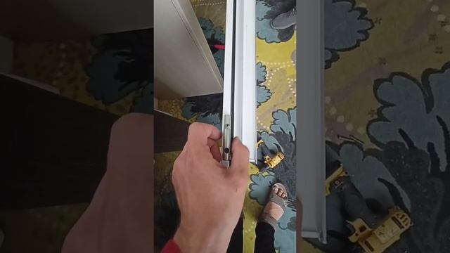 При замене фурнитуры заметили косяк на нижней петле и его исправили #секретыоконщика смотреть онлайн