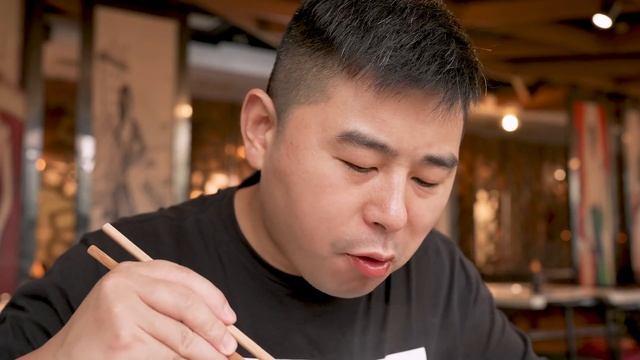 【超小厨】带2个妈进城开荤，自助火锅毛肚鹅肠随便吃，老妈吃饱还要打包？ смотреть онлайн