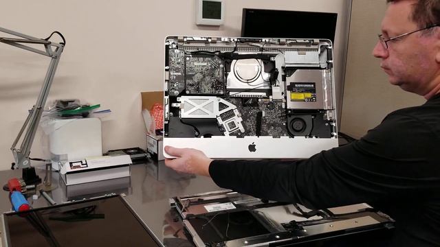 Diagnostics of an iMac 24" not starting cause LCD and hard drive failure. смотреть онлайн