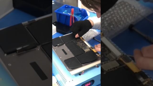 Кринжовый чел с лицом как у Богдановых снимает аккумулятор MacBook с помощью струны. смотреть онлайн