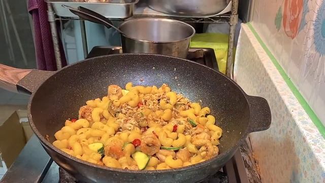 印尼口味辣炒通心粉⋯Makaroni goreng telur dan udang ..saat Mie Italia ketemu bumbu nasgor pedas Indonesia смотреть онлайн