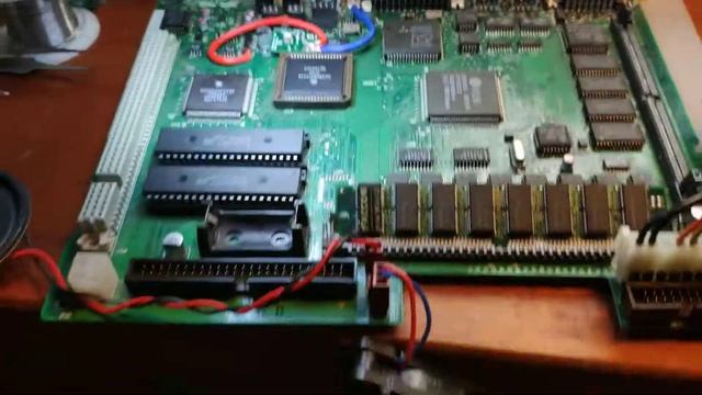 Macintosh LC III, crystal replaced with oscillator to fix boot issue смотреть онлайн