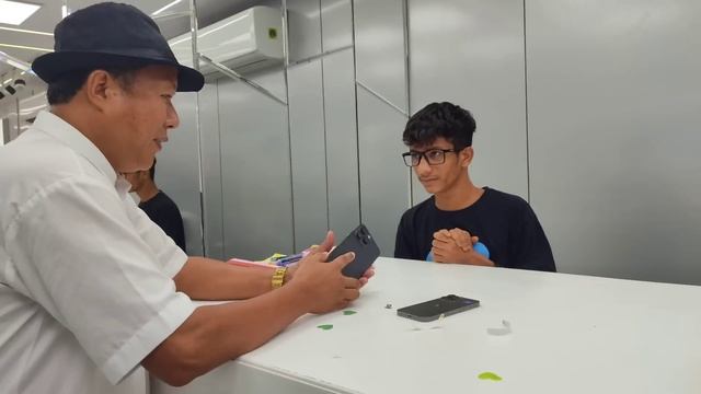 Biggest Apple IPhone Store in Mumbai смотреть онлайн