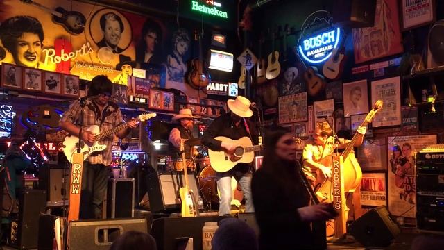 Drummer Falls Out Window!!! Nashville, Robert's Western World смотреть онлайн