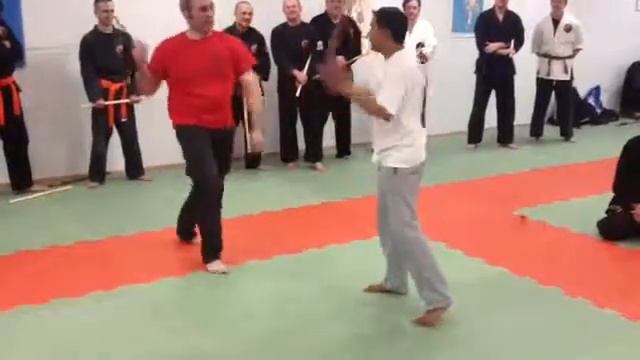 Shamim Haque with Andy Tyler - Short clip of sword and dagga18/02/04 смотреть онлайн