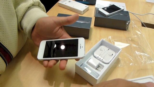 iPhone 5 Unboxing: Black and White Versions смотреть онлайн