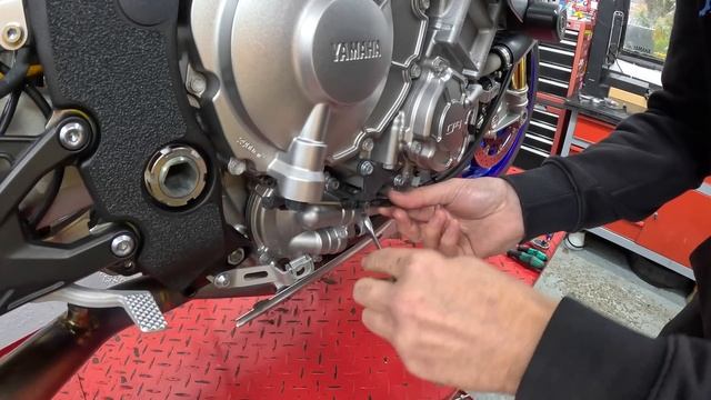 Motorcycle master cylinder replacement upgrade fitting guide - HEL Performance master cylinder смотреть онлайн