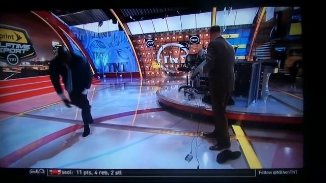 Watch Shaq Completely Wipe Out on the Set of Inside the NBA смотреть онлайн
