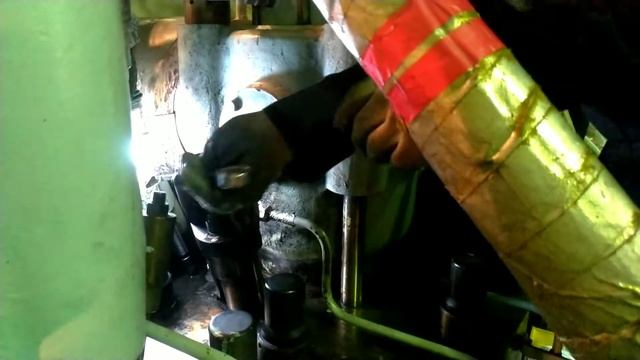 How to pull out stuck up fuel injector/MAN B&W 6S46ME-B 8.3/PINAGBABAWAL NA TECHNIC смотреть онлайн