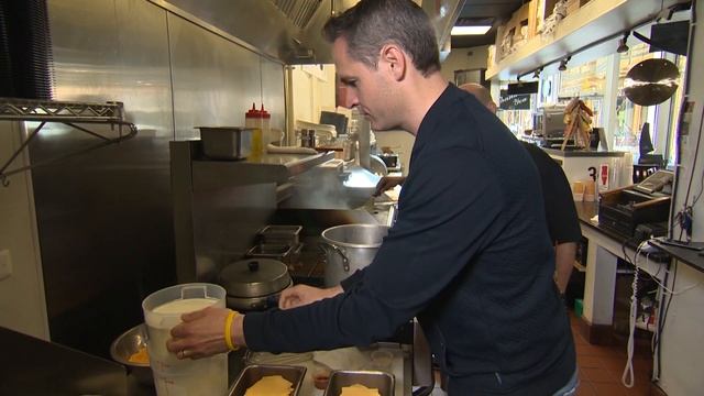 Chicago’s Best Comfort Mac and Cheese: Bob’s El Stop смотреть онлайн