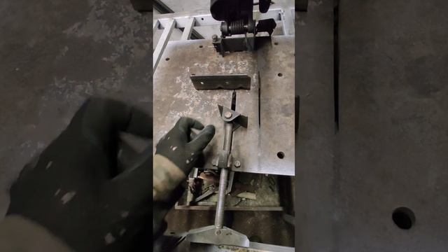 Отрезной станок по металлу, недостатки и Самодельная станина!!! смотреть онлайн