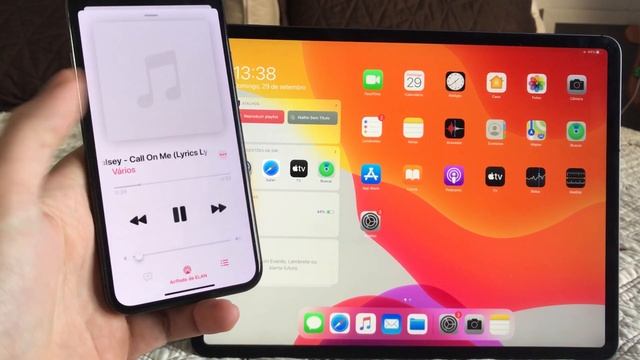 Como Compartilhar Áudio com seu Amigo usando AirPods? Nova função do iOS 13.1 e iPadOS! смотреть онлайн
