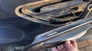 Wing air intake grille removal on a Freelander 2