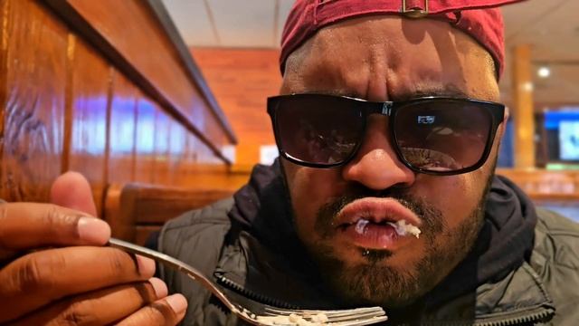 Is Outback Overhyped?? First Time Trying Outback Steakhouse! смотреть онлайн