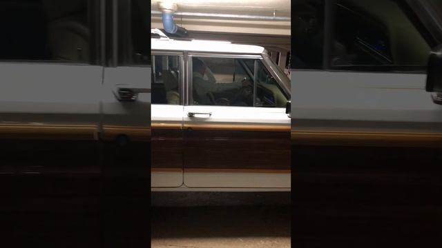 Inside and outside Form a 1991 ( Final Edition) Jeep Grand Wagoneer смотреть онлайн