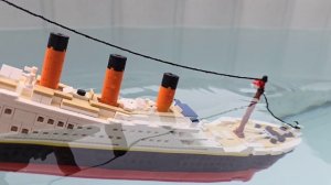 LEGO TITANIC COPY SINKING AFTER HITTING ICEBERG !!