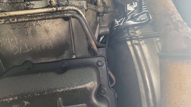 Jeep Liberty starter removal (Spanish and English) смотреть онлайн