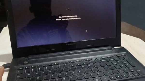 updates are underway please keep your computer on windows 11