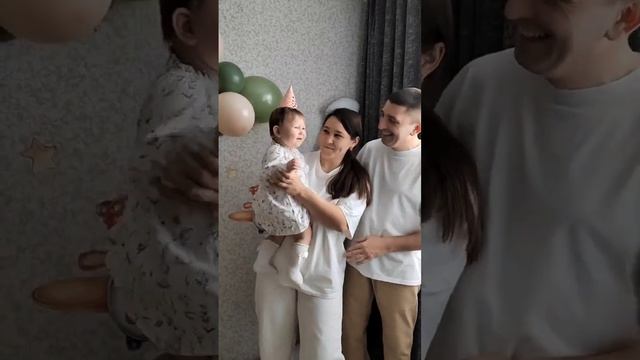 Мишка пришел на первый День Рождения к маленькой Амелине🎉 смотреть онлайн