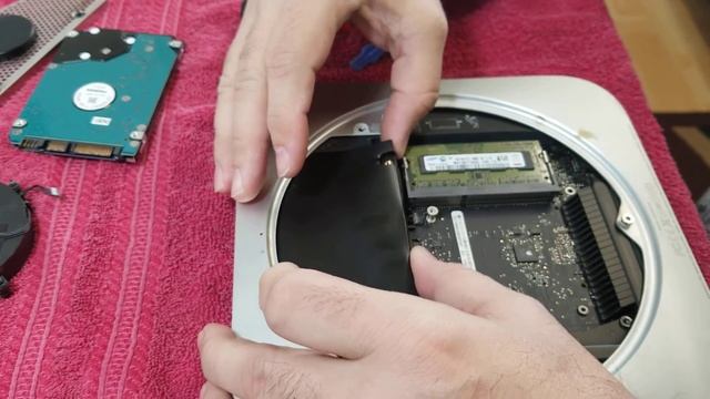 How to Open a MAC Mini A1347 2010 to upgrade the Hard Drive to an SSD смотреть онлайн