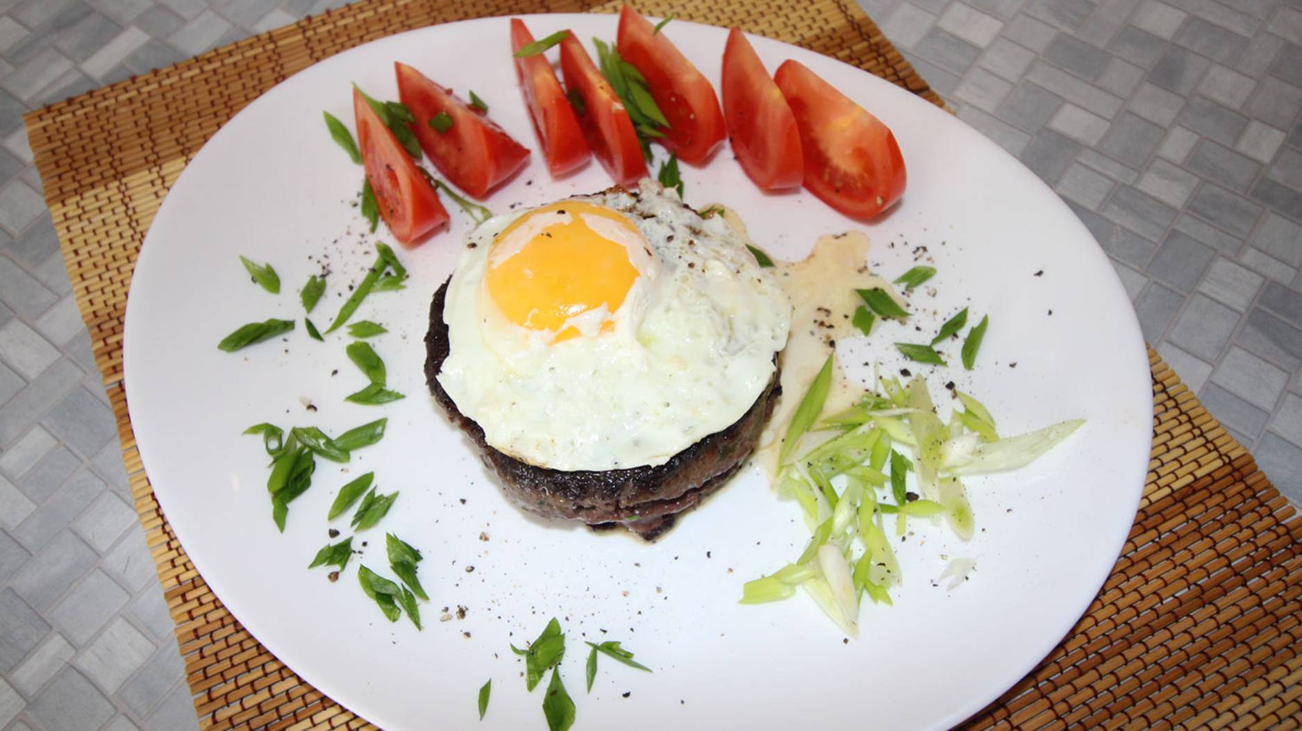 Бифштекс рубленный из оленины с яйцом смотреть онлайн