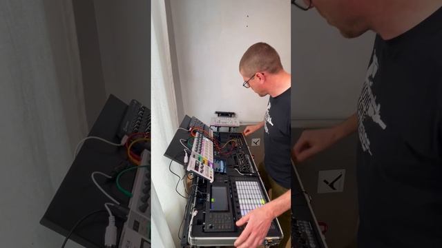 Beatstep Pro sequencing Akai Force and Quadrantid Swarm смотреть онлайн