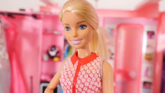 Барби Не Может Выбрать Наряд на Свидание/Barbie Can't Choose the Dress for her Date смотреть онлайн