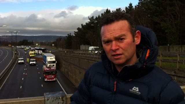 M4 coach crash - live from the scene смотреть онлайн